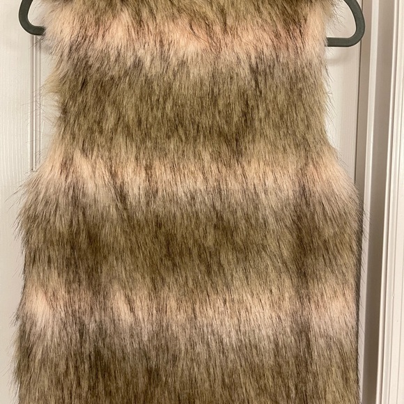 *NEW* Faux Fur Vest - Picture 4 of 5